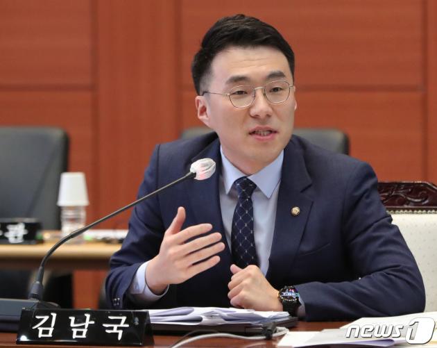 김남국 무소속 의원이 17일 전북 전주시 전북대학교 진수당에서 열린 국회 교육위원회의 호남지역 거점국립대와 국립대병원에 대한 국정감사에서 질의를 하고 있다. 2023.10.17/뉴스1 ⓒ News1 유경석 기자