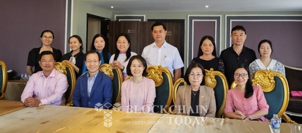 (뒷줄)진료과별 전문의 및 베트남 비나코그룹 이주열 대표, (앞줄)왼쪽부터 DO TAN KHOA 병원장, 이승교원장, 박신엽원장, 지브릭그룹 이혜진의장