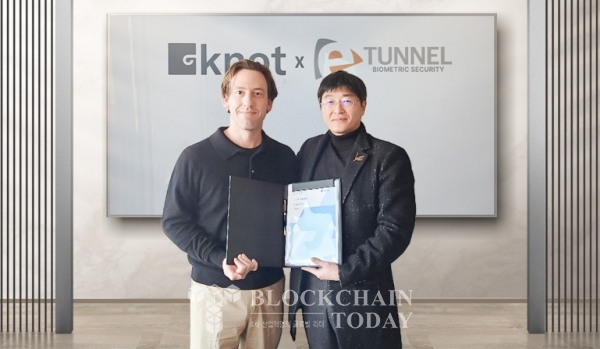 (제공=㈜이터널)좌측부터 피터 넬(Peter knell) GKNOT DMCC 대표, 조우열 ㈜이터널 공동창업자가 1월 10일 미국 LA에서 계약체결 기념촬영을 하고 있다.