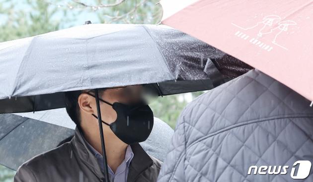 2450억 원 규모의 가상자산 출금 중단 사건을 일으켜 특정경제범죄 가중처벌 등에 관한 법률 위반(사기) 등의 혐의를 받는 코인 예치업체 델리오 대표 정 모 씨가 25일 서울 양천구 서울남부지방법원에서 열린 구속 전 피의자 심문(영장실질심사)에 출석하고 있다. 2024.3.25/뉴스1 ⓒ News1 김성진 기자