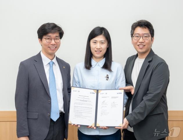 전북대학교 부설 블록체인응용연구소와 스위스 취리히대학 블록체인 센터가 지난 23일 업무협약을 맺고, 전북특별자치도 디지털 자산 특구 구축을 위해 적극 협력하기로 했다.(전북대 제공)/뉴스1