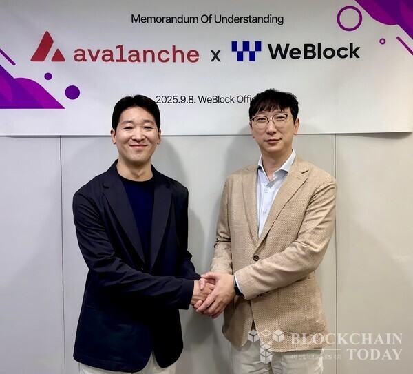 (사진=위블록) 저스틴 킴 아바랩스 아시아 사업총괄(좌)과 위블록 이지수 대표(우)가 MOU 맺고 있다.