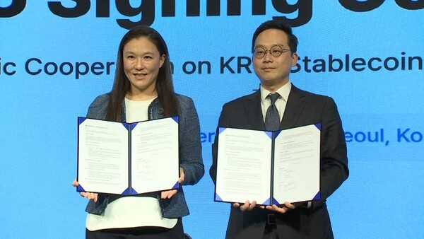 (사진=웨이브릿지) 릴리 류 솔라나 재단 대표(왼쪽)와 오종욱 웨이브릿지 대표가 원화 스테이블코인 관련 MOU를 체결하고 기념사진을 찍고 있다.