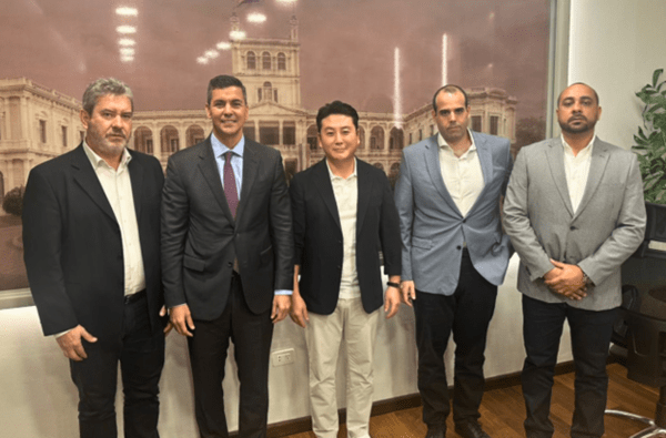 (좌측부터) 에두아르도 샤프라스(Edowardo Schaffrath) 나란할(Naranjal) 시장, 산티아고 페냐(Santiago Peña) 대통령, BLAD 그룹 스캇김(Scott Kim)회장, Leonardo Mantega LATAM 대표, ASTI Paulo Baldini 대표