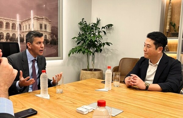 (좌측부터) 파라과이 산티아고 페냐(Santiago Peña) 대통령, BLAD 그룹 스캇김(Scott Kim)회장