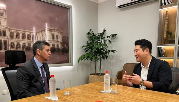 (좌측) 파라과이 산티아고 페냐 대통령, (우측)BLAD 그룹 스캇김 회장