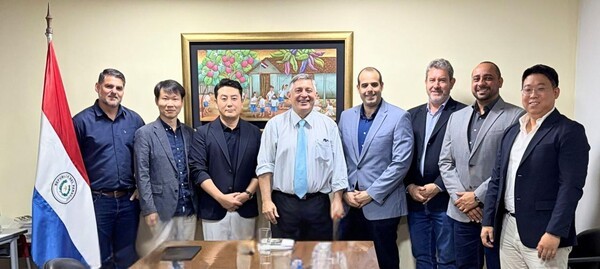 (좌측부터) 2번째 BLAD 그룹 CTO 조슈아 김, 3번째 BLAD 그룹 스캇김 회장, 4번째 교육과학부 장관 루이스 페르난도 라미레스, 6번째 나란할 시장 에두아르도 샤프라스,  8번째 BLAD그룹 ASTI 법인장 존 김