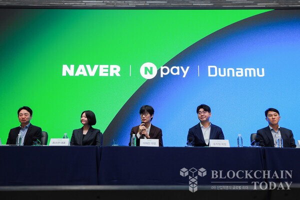 27일 경기도 성남시에 위치한 네이버 1784에서 진행된 네이버-네이버파이낸셜-두나무 3사 공동 기자간담회에서 3사 경영진들이 발표를 진행하고 있다. 좌측부터 박상진 Npay 대표, 최수연 네이버 대표이사, 이해진 네이버 이사회 의장, 송치형 두나무 회장, 오경석 두나무 대표이사.